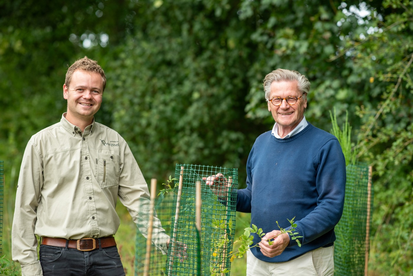 Rinze Kroeskop (links) en Wouter Koning (rechts) staan bij jonge aanplant.