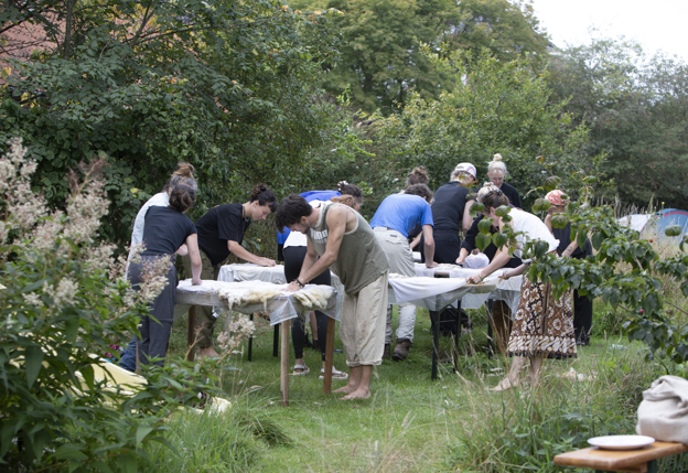 Een aantal jongeren in een tussenjaar samen buiten in de natuur aan het werk