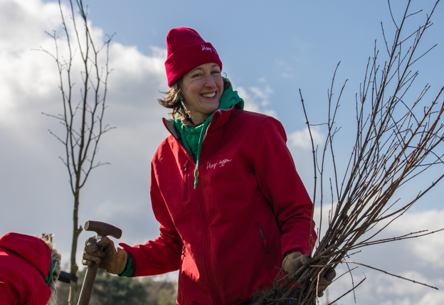 Jantine Schinkelshoek met een paar pootboompjes in de hand. Foto van Sanko Fotografie