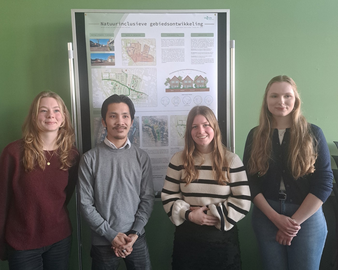 Studenten van Hogeschool Saxion, met op de achtergrond een natuurinclusief ontwerp.