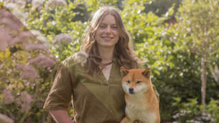 Psycholoog en hovenier Esmee Hutten poseert met hond in tuin