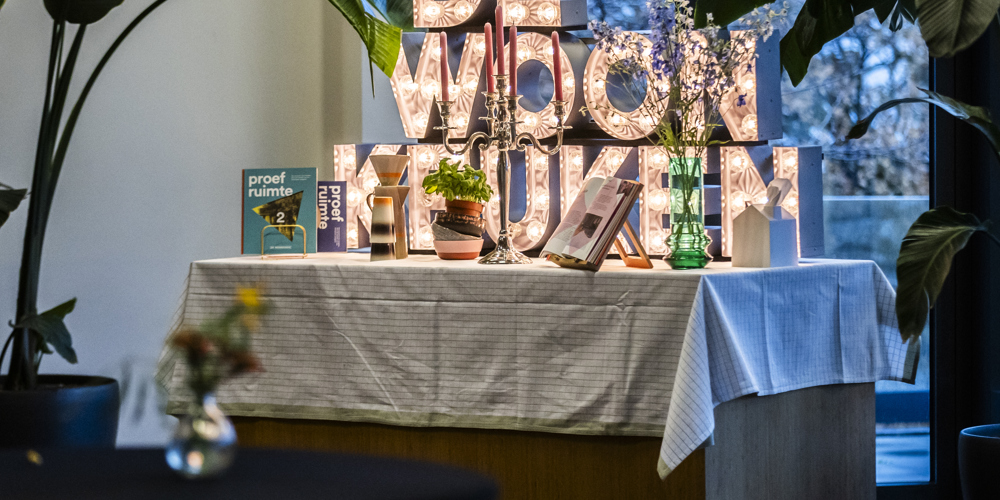 De woonkeuken (opgestapelde grote blokken letters) 