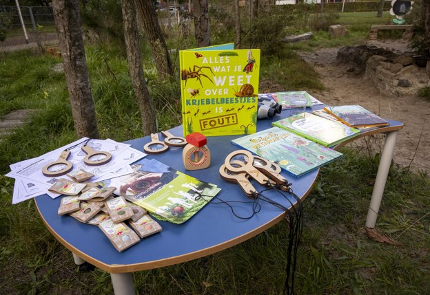 Op een tafel liggen boeken over de natuur uitgestald.