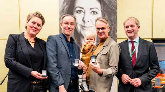 Van links naar rechts: Gerdien Smit, Jan Cees Klapwijk (In Naam Van Mark Van Mast), Wim Eikelboom met kleinzoon en Gedeputeerde Maurits Von Martels