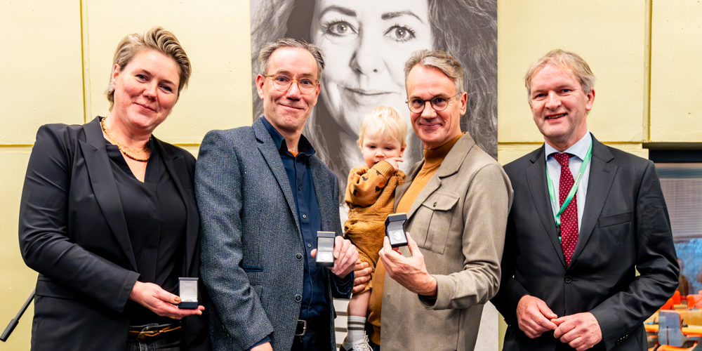 Van links naar rechts: Gerdien Smit, Jan Cees Klapwijk (In Naam Van Mark Van Mast), Wim Eikelboom met kleinzoon en Gedeputeerde Maurits Von Martels