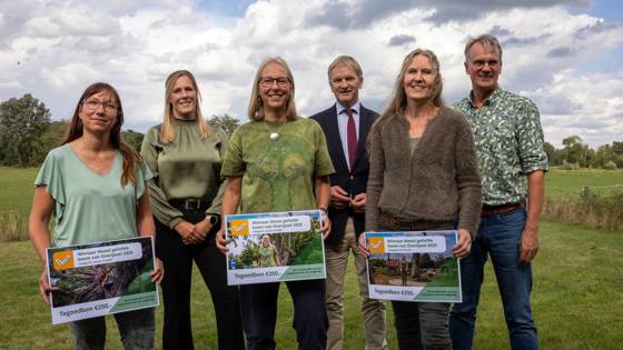 Groepsfoto van de drie winnaars van de fotowedstrijd de meest geliefde boom van Overijssel.
