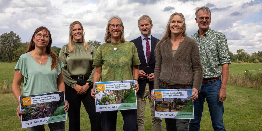 Groepsfoto van de drie winnaars van de fotowedstrijd de meest geliefde boom van Overijssel.