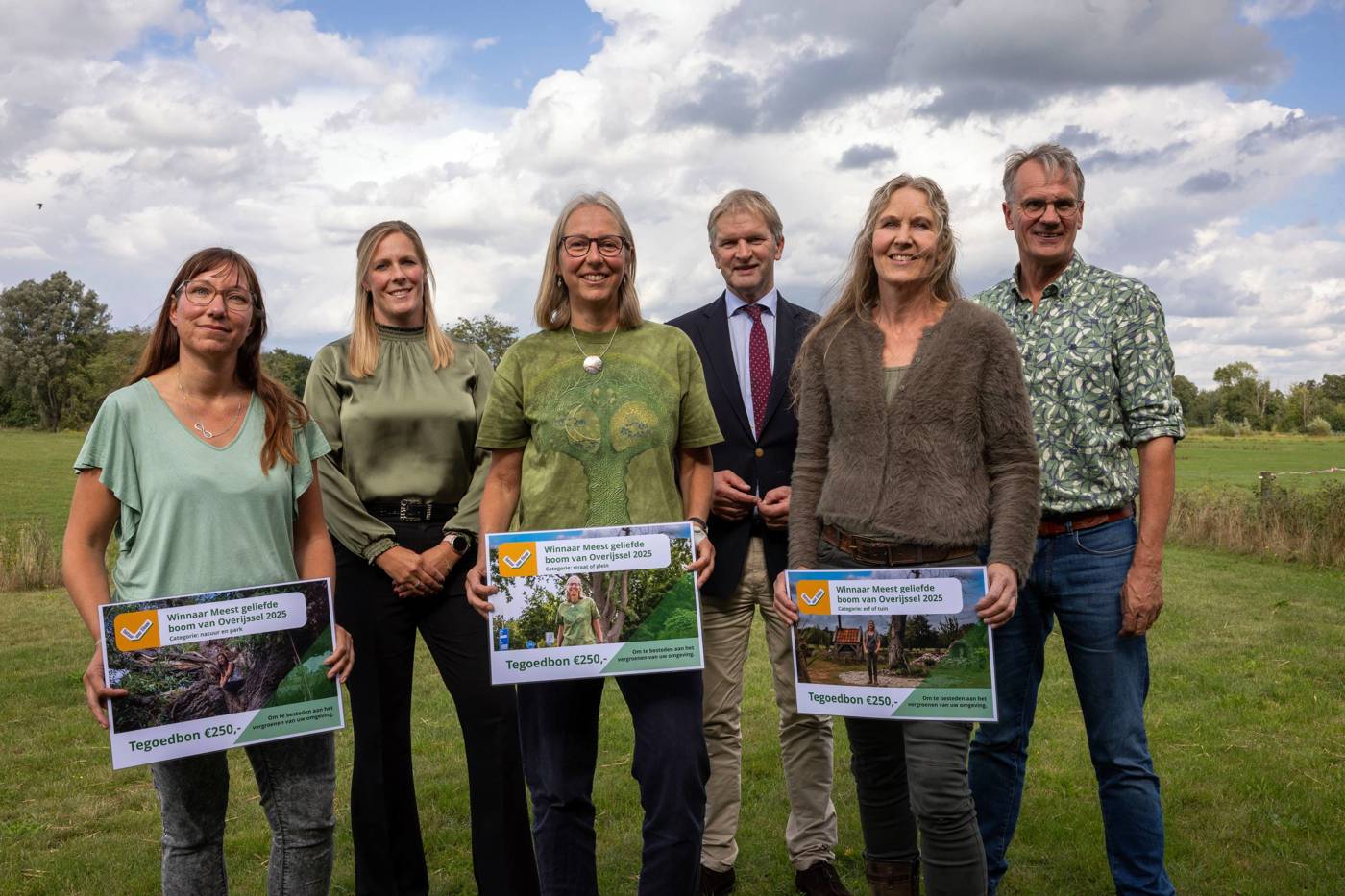Groepsfoto van de drie winnaars van de fotowedstrijd de meest geliefde boom van Overijssel.